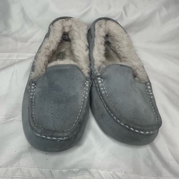 UGG Shoes - Women’s UGG loafers in a size 7 (5.5-6 in kids)